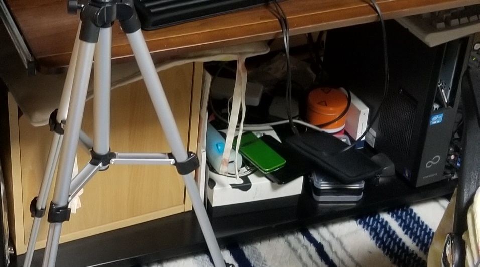 机の下の雑多な部分
